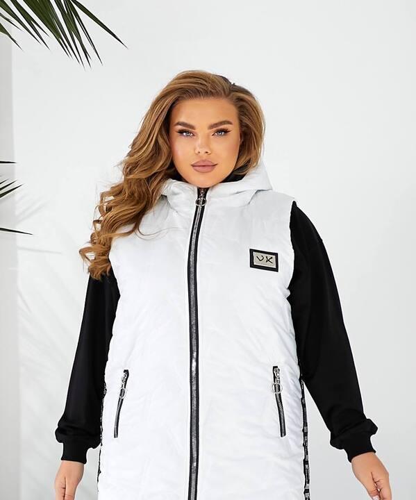 Жилетка женская из плащёвки лаке на синтепоне 150 с капюшоном и декором осенне зимняя