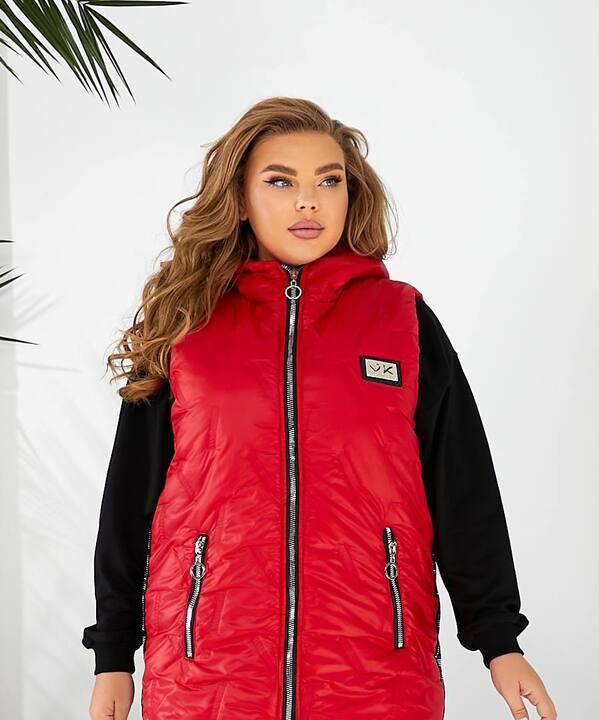 Жилетка женская из плащёвки лаке на синтепоне 150 с капюшоном и декором осенне зимняя