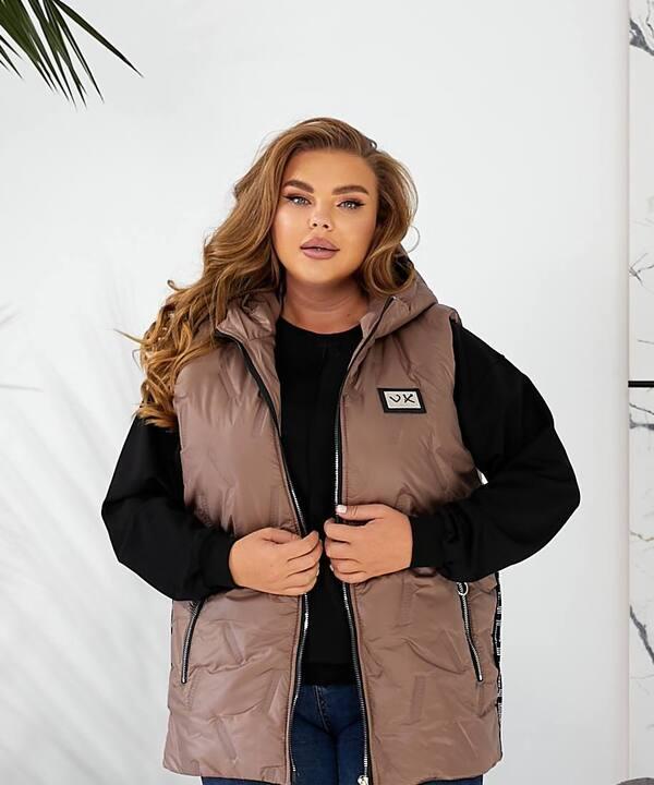 Жилетка женская из плащёвки лаке на синтепоне 150 с капюшоном и декором осенне зимняя