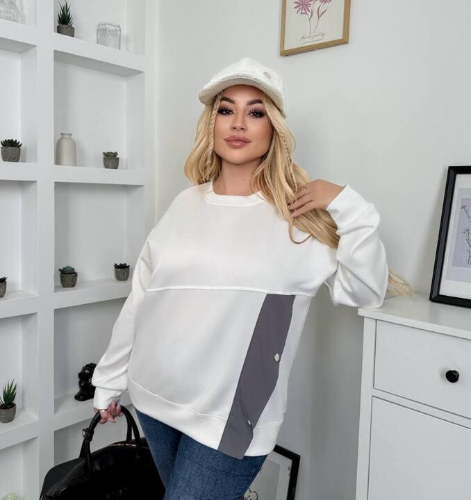 Свитшот женский трикотажный оверсайз с контрастной вставкой и декоративной пуговицей осенний зимний