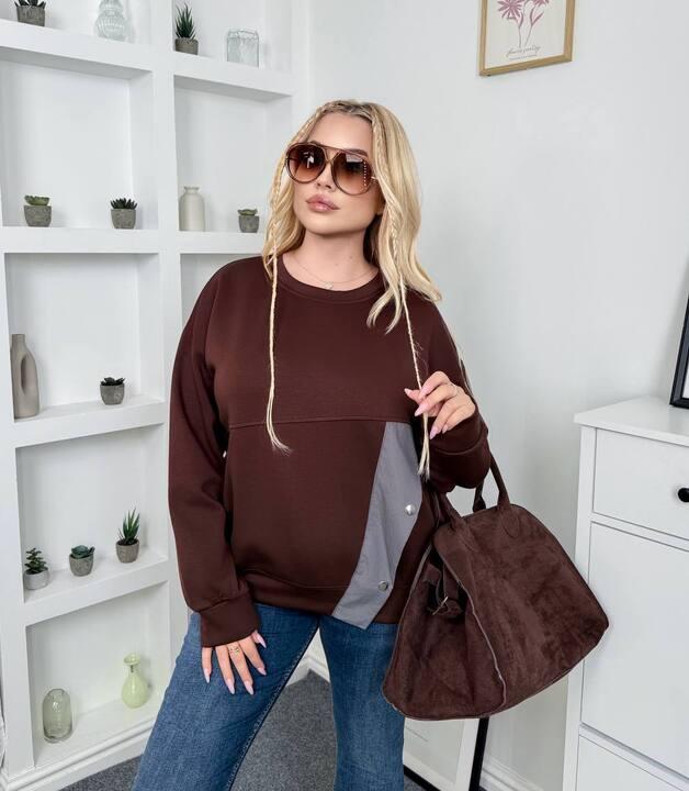 Свитшот женский трикотажный оверсайз с контрастной вставкой и декоративной пуговицей осенний зимний