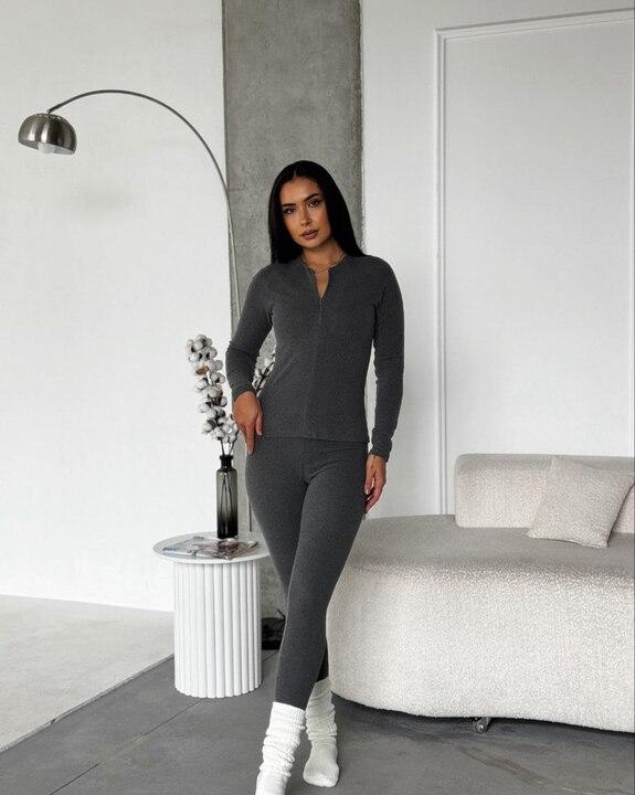 Костюм-двойка женский термо из эластичной ткани пума с кофтой на молнии и лосинами осенне-зимний