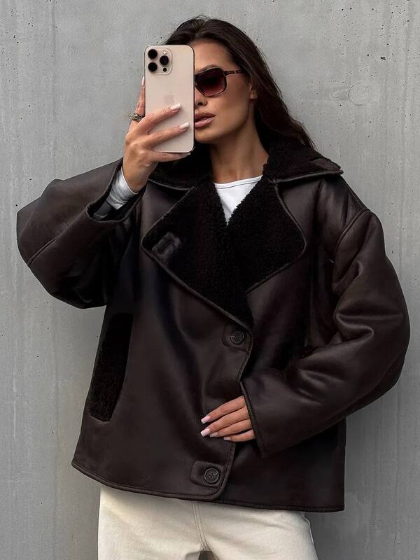 Дубленка женская из эко-кожи с искусственным мехом свободного кроя oversize с меховым воротником и декоративными пуговицами осенне-зимняя