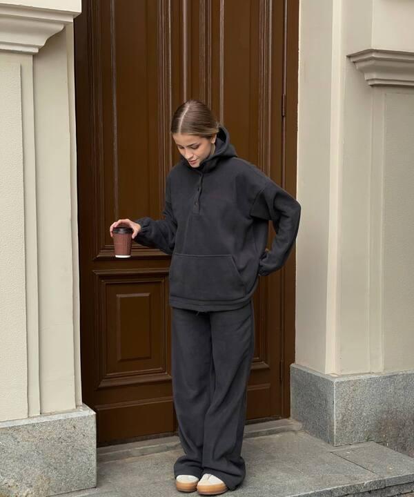 Костюм-двойка женский утеплённый из двустороннего флиса с капюшоном и застёжкой на кнопках осенне-зимний