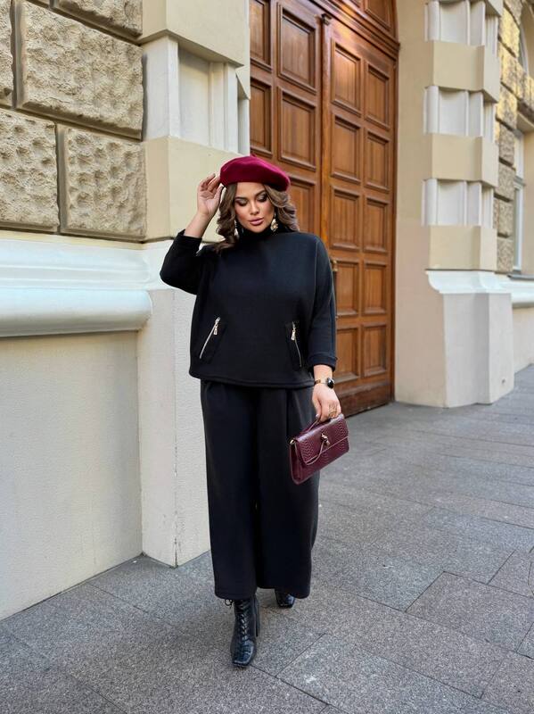 Костюм-двойка женский из вязаной альпаки: свитер с воротом-стойкой и широкие брюки осенне-зимний