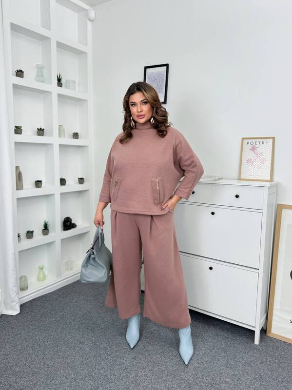 Костюм-двойка женский из вязаной альпаки: свитер с воротом-стойкой и широкие брюки осенне-зимний