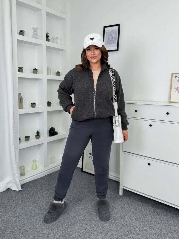 Спортивный костюм-двойка женский утепленный из флиса и эко-баранчика с кофтой на молнии и джоггерами осенне-зимний