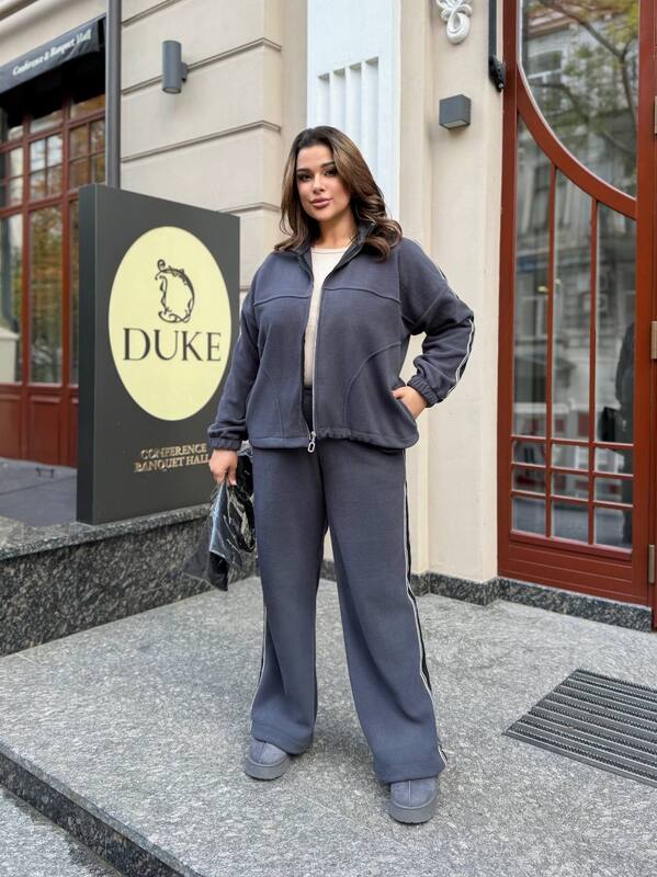 Спортивный костюм-двойка женский утепленный из теплого флиса с лампасами и воротником-стойкой осенне-зимний