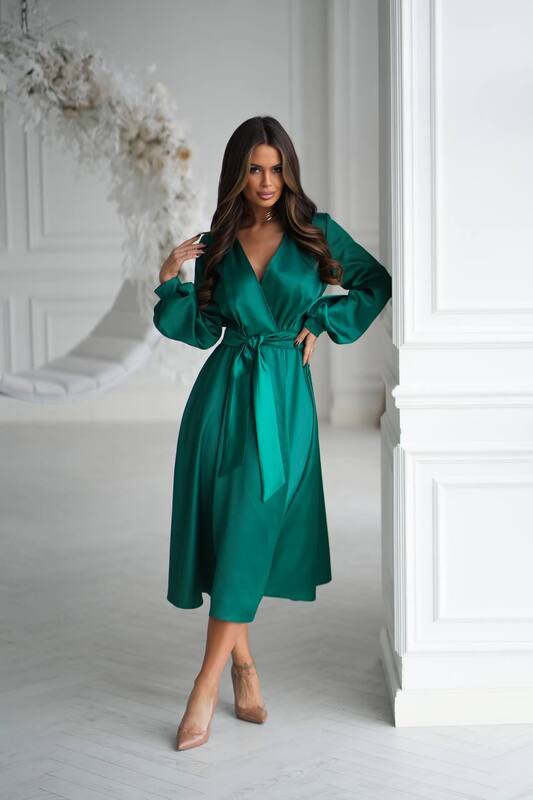 Платье на запах женское атласное миди с поясом и длинными рукавами из ткани Скарлет осенне-зимнее зелёное
