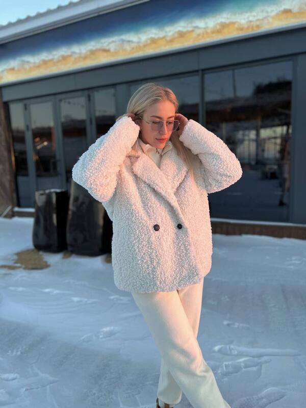 Эко-шубка женская укороченная свободного кроя из фактурного меха барашек с подкладкой и утеплителем