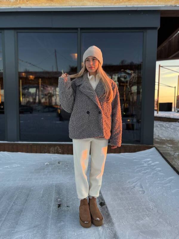 Эко-шубка женская укороченная свободного кроя из фактурного меха барашек с подкладкой и утеплителем