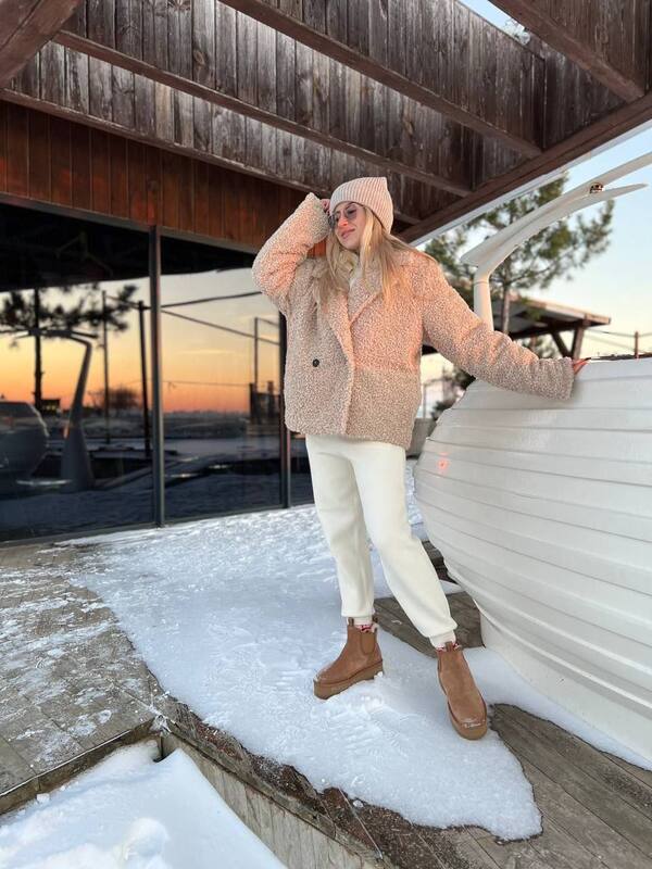 Эко-шубка женская укороченная свободного кроя из фактурного меха барашек с подкладкой и утеплителем