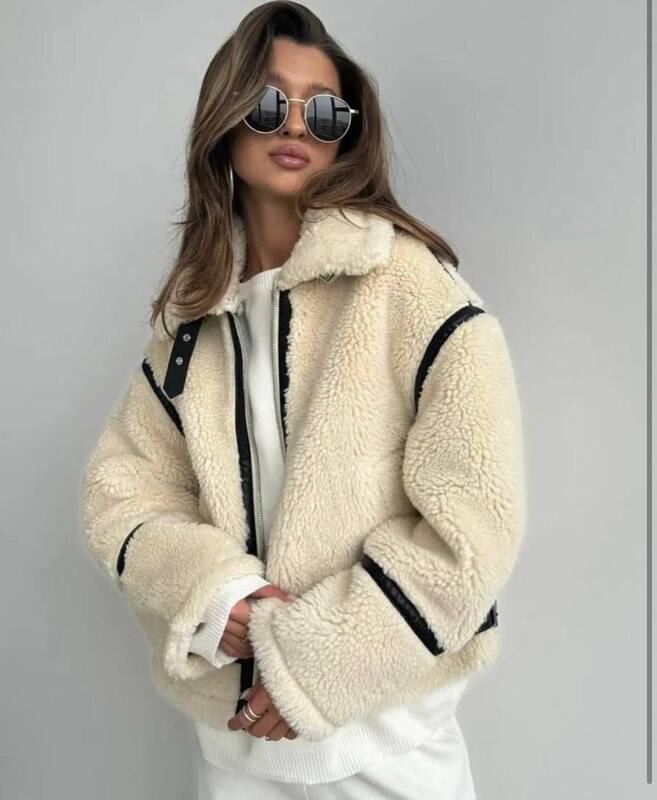 Дублёнка женская укорочённая из искусственного меха оверсайз с контрастными вставками и меховой отделкой осенне-зимняя