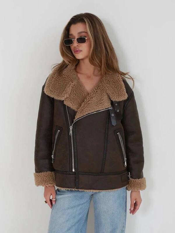 Дублёнка-авиатор женская укорочённая из эко-кожи с меховой подкладкой и асимметричной застёжкой осенне-зимняя