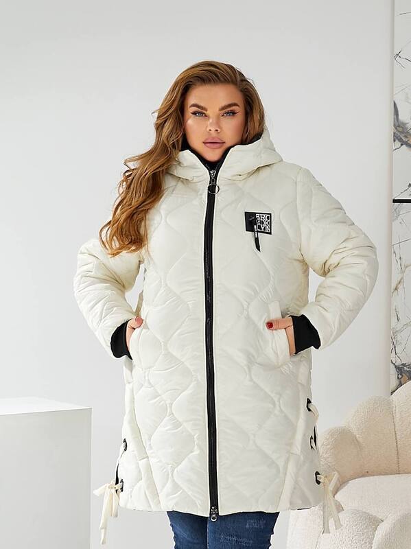 Женская куртка зимняя из плащевки Лаке на синтепоне 250 с капюшоном молочная