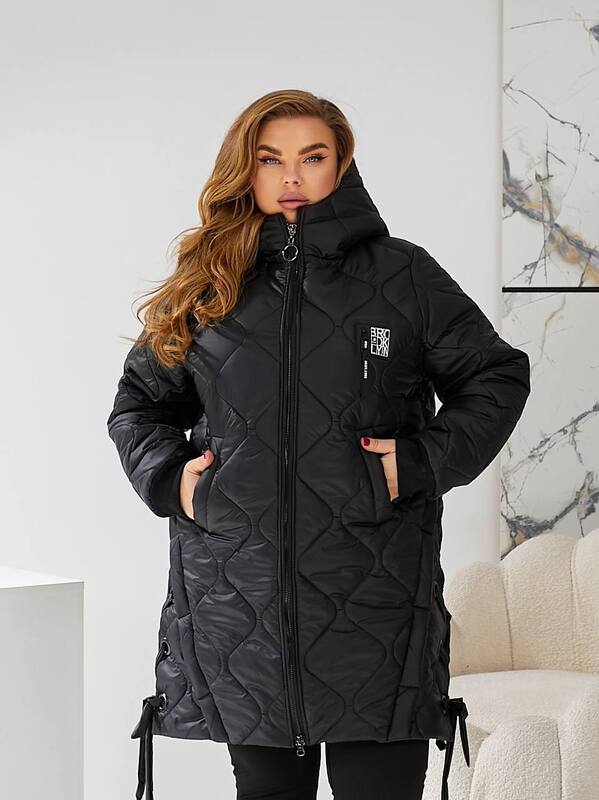 Женская куртка зимняя из плащевки Лаке на синтепоне 250 с капюшоном чёрная