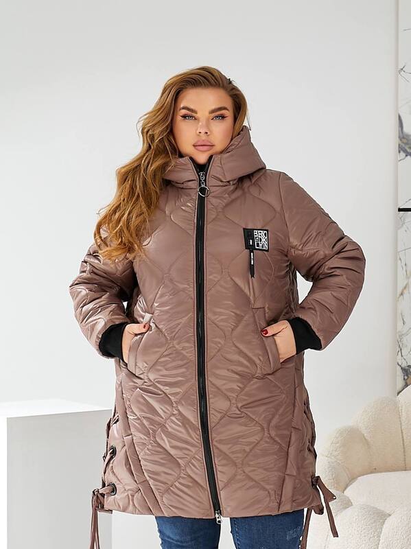Женская куртка зимняя из плащевки Лаке на синтепоне 250 с капюшоном цвета мокко