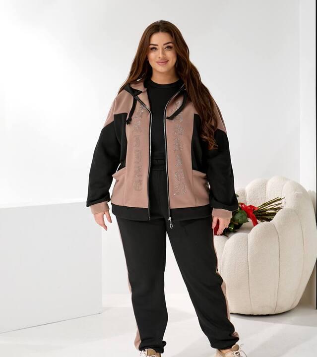 Спортивный костюм женский осенне-зимний бежево-чёрный из трёхнитки на флисе с капюшоном и вставками из страз: куртка и брюки утеплённые