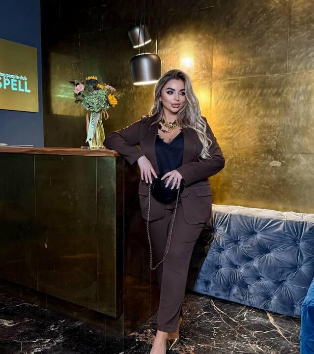 Костюм-тройка женский праздничный шоколадный из костюмной ткани с шёлковой майкой осенний зимний