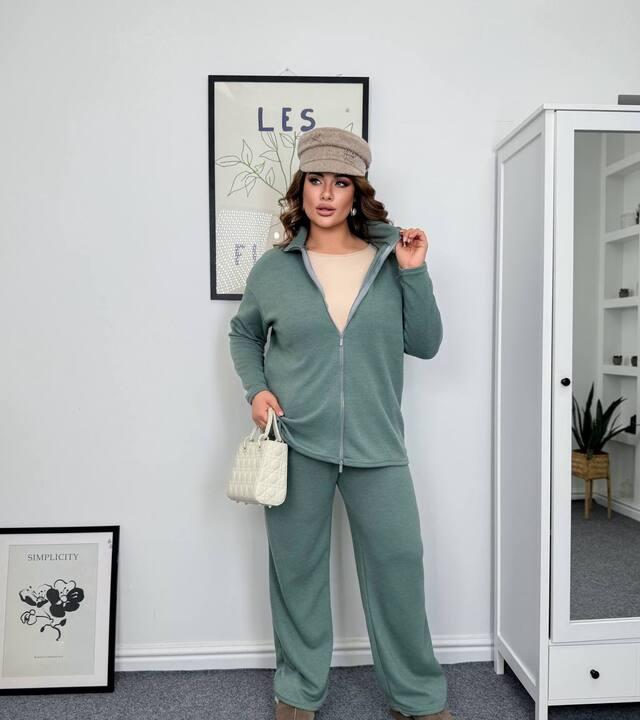 Костюм-двойка женский осенне-зимний из мягкой двусторонней ангоры: прямая кофта-зипка и прямые брюки оливковый