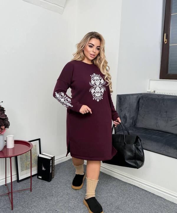 Платье женское утеплённое трикотажное бордовое с декоративным принтом осеннее зимнее