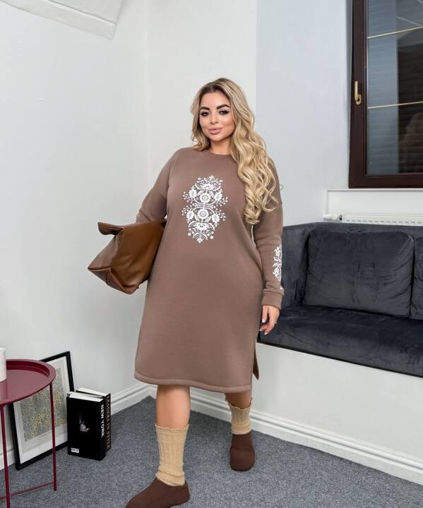 Платье женское утеплённое трикотажное бежевое с декоративным принтом осеннее зимнее