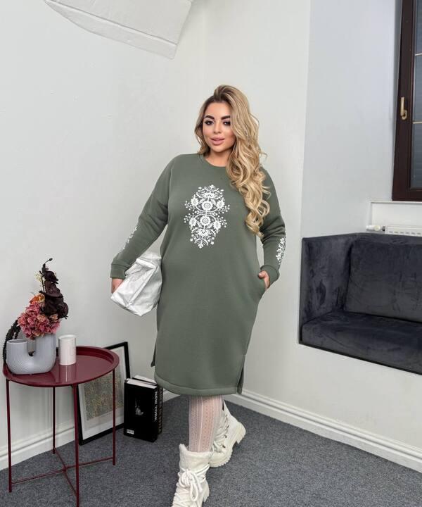 Платье женское утеплённое трикотажное оливковое с декоративным принтом осеннее зимнее