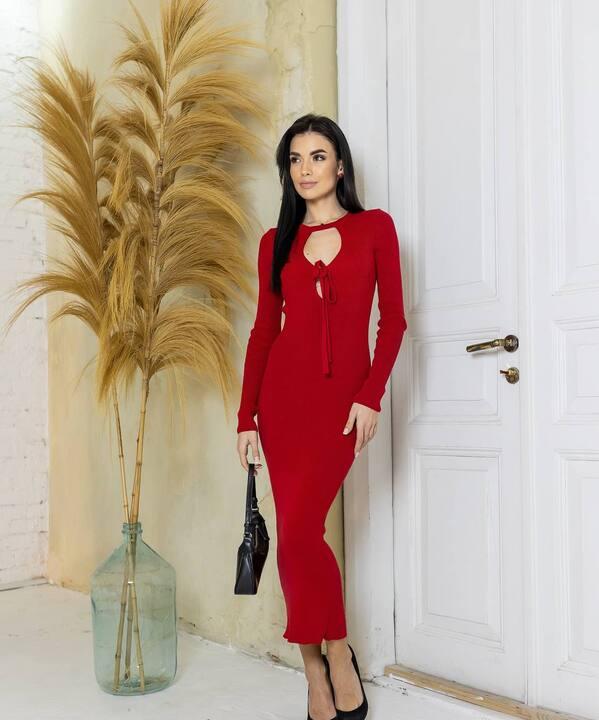 Платье-футляр женское облегающее хлопковое с декоративным вырезом осеннее