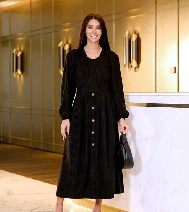 Платье-свитер женское трикотажное пuma миди с декоративной пуговичной линией осеннее зимнее