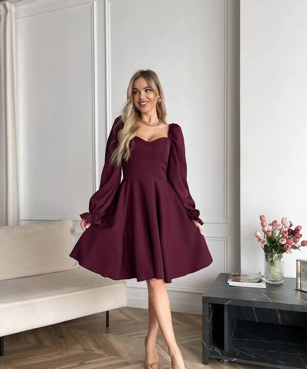 Платье женское из костюмной ткани с вырезом под декольте расклешенное осеннее зимнее