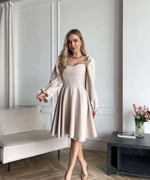 Платье женское из костюмной ткани с фигурным декольте расклешенное осенний зимний