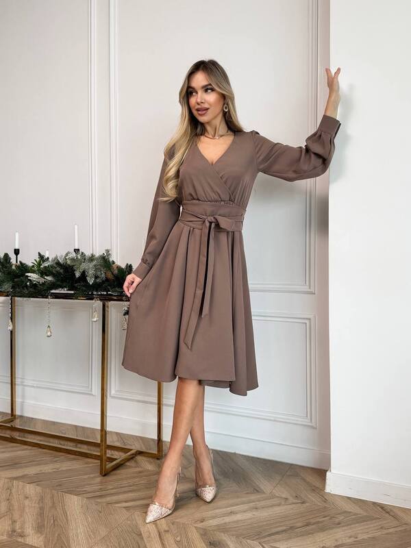 Платье женское из костюмной ткани с имитацией запаха расклешенное с поясом осенний зимний