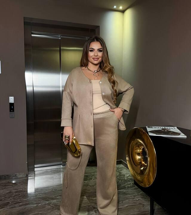 Костюм-двойка женский из замши на дайвинге блуза на пуговицах с поясом и пряжкой и брюки прямые повседневный осенний