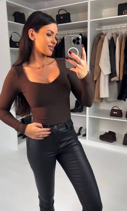 Лонгслив женский из микродайвинга с квадратным вырезом и двойным слоем в зоне груди повседневный