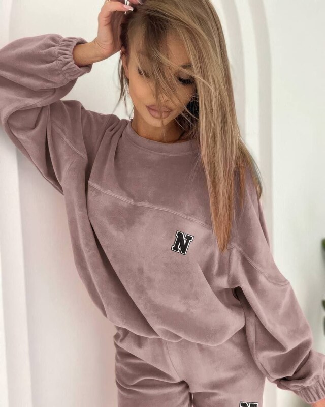 Спортивный костюм женский велюровый на плюшевой основе утепленный оверсайз со свитшотом и прямыми брюками зимний