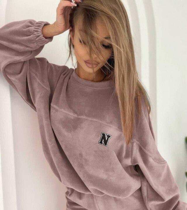 Спортивный костюм женский велюровый на плюшевой основе утепленный оверсайз со свитшотом и прямыми брюками зимний