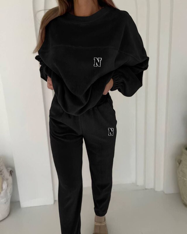 Спортивный костюм женский велюровый на плюшевой основе утепленный оверсайз со свитшотом и прямыми штанами с вышивкой зимний