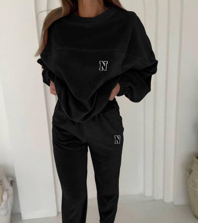 Спортивный костюм женский велюровый на плюшевой основе утепленный оверсайз со свитшотом и прямыми штанами с вышивкой зимний