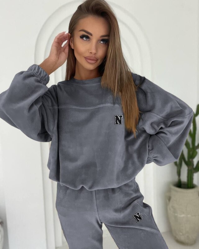 Спортивный костюм женский из велюра на плюшевой основе утепленный оверсайз со свитшотом и прямыми брюками зимний