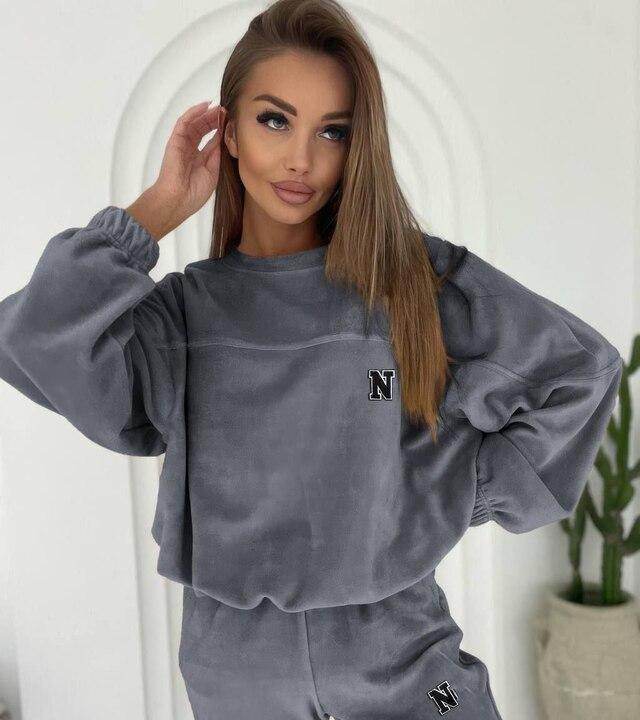 Спортивный костюм женский из велюра на плюшевой основе утепленный оверсайз со свитшотом и прямыми брюками зимний