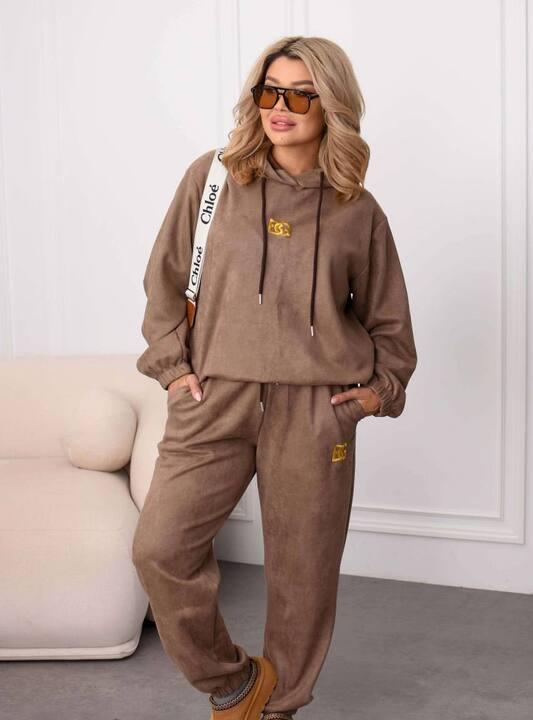 Спортивный костюм-двойка женский из замши и дайвинга с худи и джоггерами с вышивкой оверсайз демисезонный