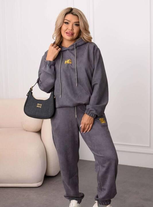 Спортивный костюм-двойка женский из замши и дайвинга с худи и джоггерами с вышивкой оверсайз демисезонный