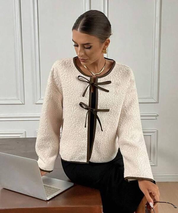 Бомбер женский из букле баранчик с окантовкой и декоративными завязками короткий зимний