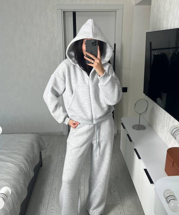 Спортивный костюм женский из турецкой трехнитки на флисе с худи на молнии и широкими брюками зимний