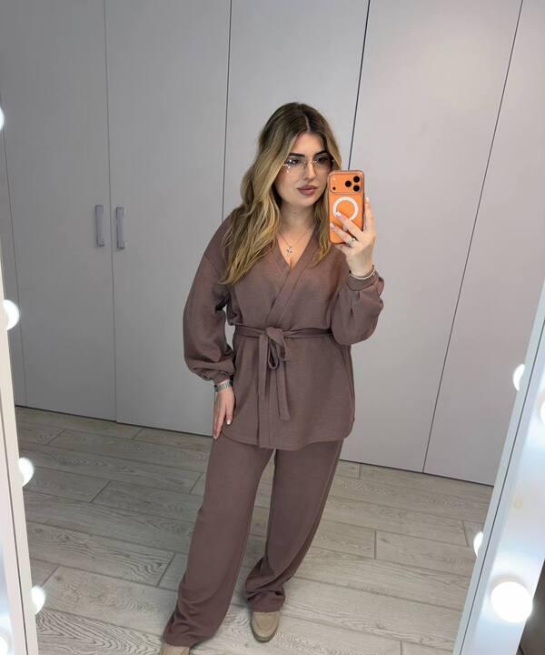 Костюм брючный женский из двусторонней ангоры на запах с поясом весенний