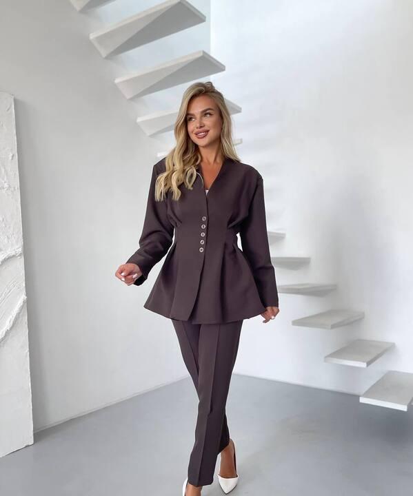 Костюм-двойка женский из костюмной ткани: пиджак с подплечниками и брюки с резинкой сзади на поясе