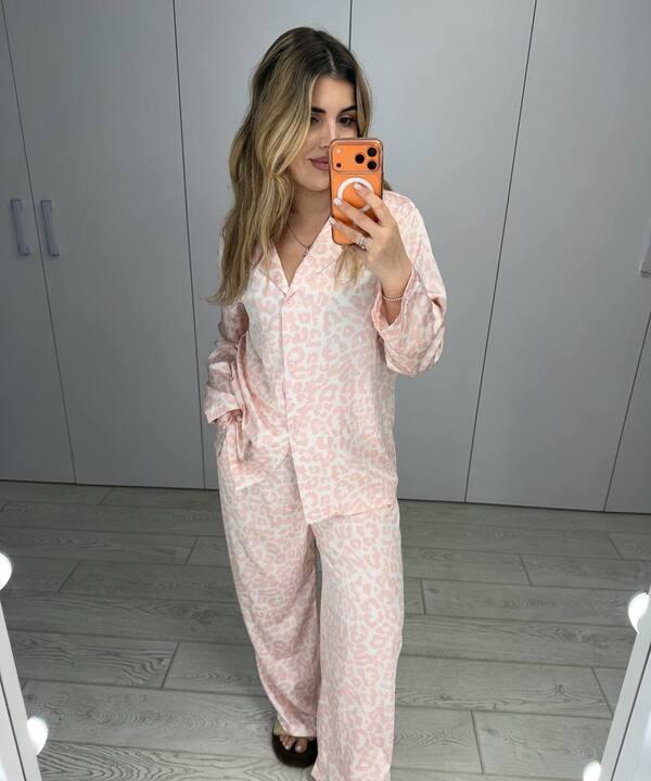 Пижама женская шелковая штаны и рубашка с длинными рукавами на пуговицах с леопардовым принтом демисезонная
