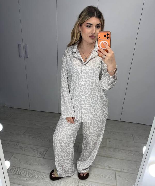 Пижама женская шелковая штаны и рубашка с длинными рукавами на пуговицах с леопардовым принтом демисезонная
