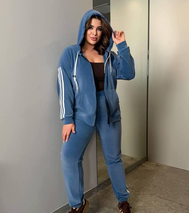 Спортивный костюм женский велюровый с худи на молнии и джоггерами с лампасами повседневный весенний