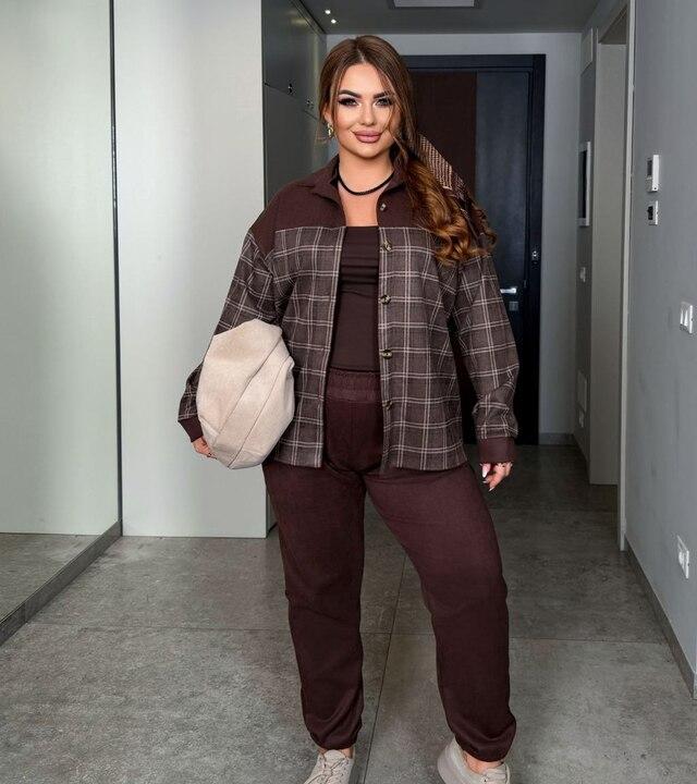 Костюм женский из замши двойка: рубашка-жакет в клетку и джогеры с высокой посадкой на резинке весенний